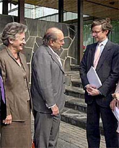 Jordi Pujol y su esposa, con el embajador español Fernando Carderera.