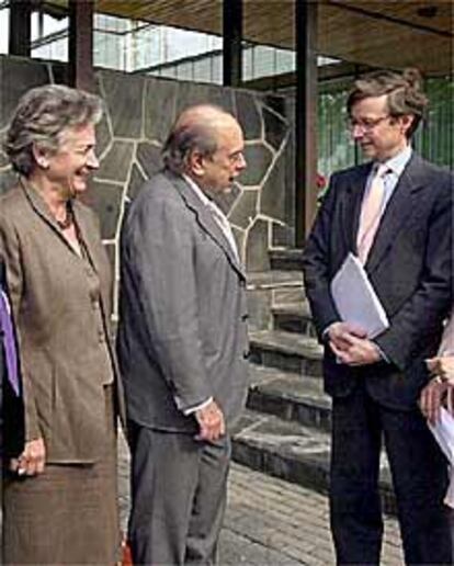 Jordi Pujol y su esposa, con el embajador español Fernando Carderera.