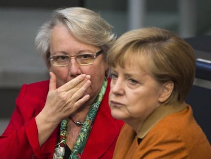 La ministra Schavan y la canciller el pasado octubre en el Bundestag.