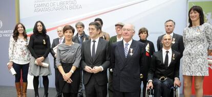 López posa entre su esposa, Begoña Gil, y el exlehendakari Ardanza delante del resto de los galardonados durante la celebración del Día de Euskadi.