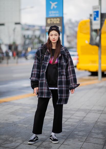 Una camisa de cuadros oversize, un pantalón negro y tus viejas Vans es todo lo que necesitas para emular a las chicas más estilosas de Seúl.