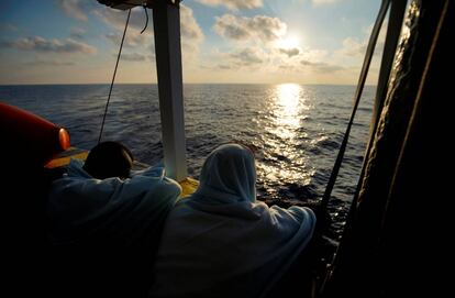 Migrantes descansan a bordo del bote de rescate de la ONG Proactiva Open Arms, después de ser rescatados en el mar Mediterráneo.