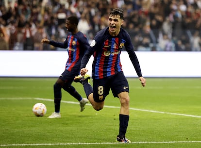 El jugador del Barcelona, Pedri, celebra el tercer gol de su equipo durante la final de la Supercopa.