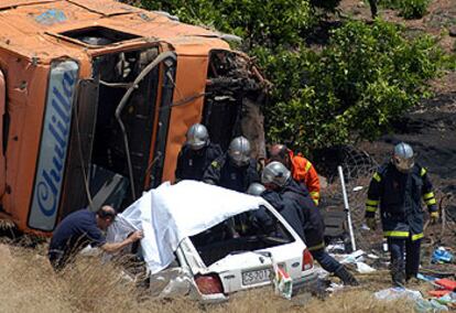 Los bomberos, ayer, durante los trabajos para extraer los cuerpos de los fallecidos en el accidente de Castellón.