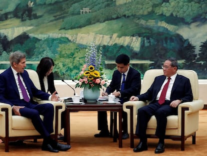 El primer ministro chino, Li Qiang (derecha), conversa con el enviado especial estadounidense para el clima, John Kerry, durante un encuentro en el Gran Salón del Pueblo de Pekín el martes.