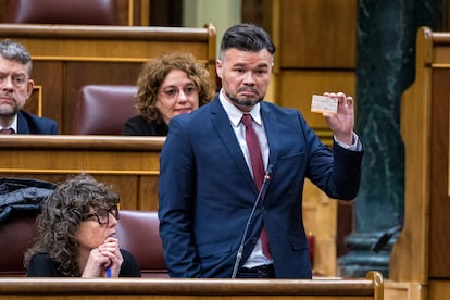 El portavoz de ERC, Gabriel Rufián, muestra un billete de Rodalies.