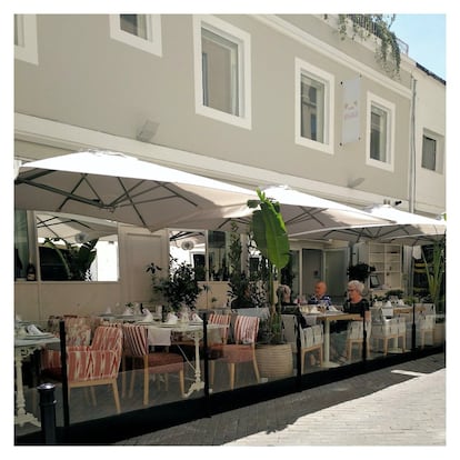 En una de las casas del callejón de Puigcerdá se encuentra la taberna Los Gallos, un local que acoge distintos ambientes, como el porche, el invernadero, un salón más formal, el ático..., con un formato de cocina non stop, desenfadada y sin pretensiones.