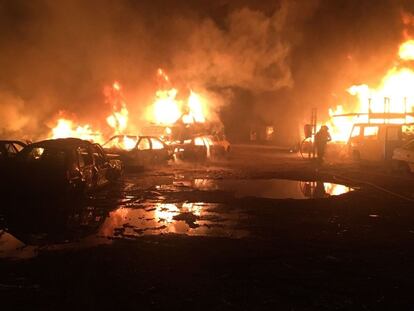 En la imagen, 40 vehículos arden en un incendio en un desguace de Guadix (Granada) registrado en la madrugada del jueves.