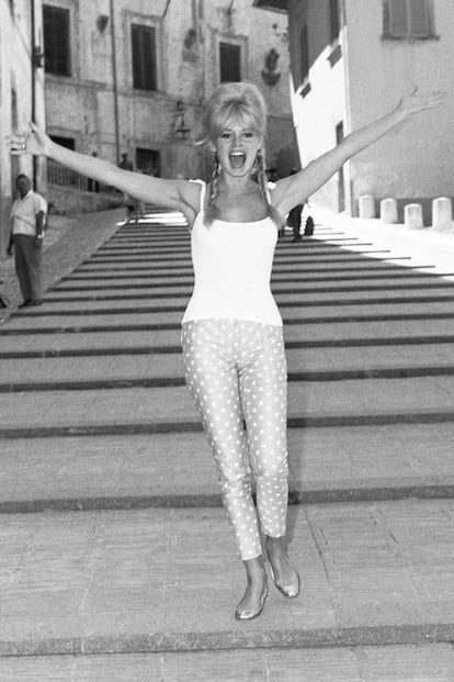 Brigitte Bardot. Prefería las botas planas por encima de la rodilla o las manoletinas, antes que los tacones. La diseñadora de zapatos y amiga de Bardot, Rose Repetto, diseñó para ella el modelo 'Cendrillon', una bailarina igual de cómoda que las que se usan para hacer ballet.
