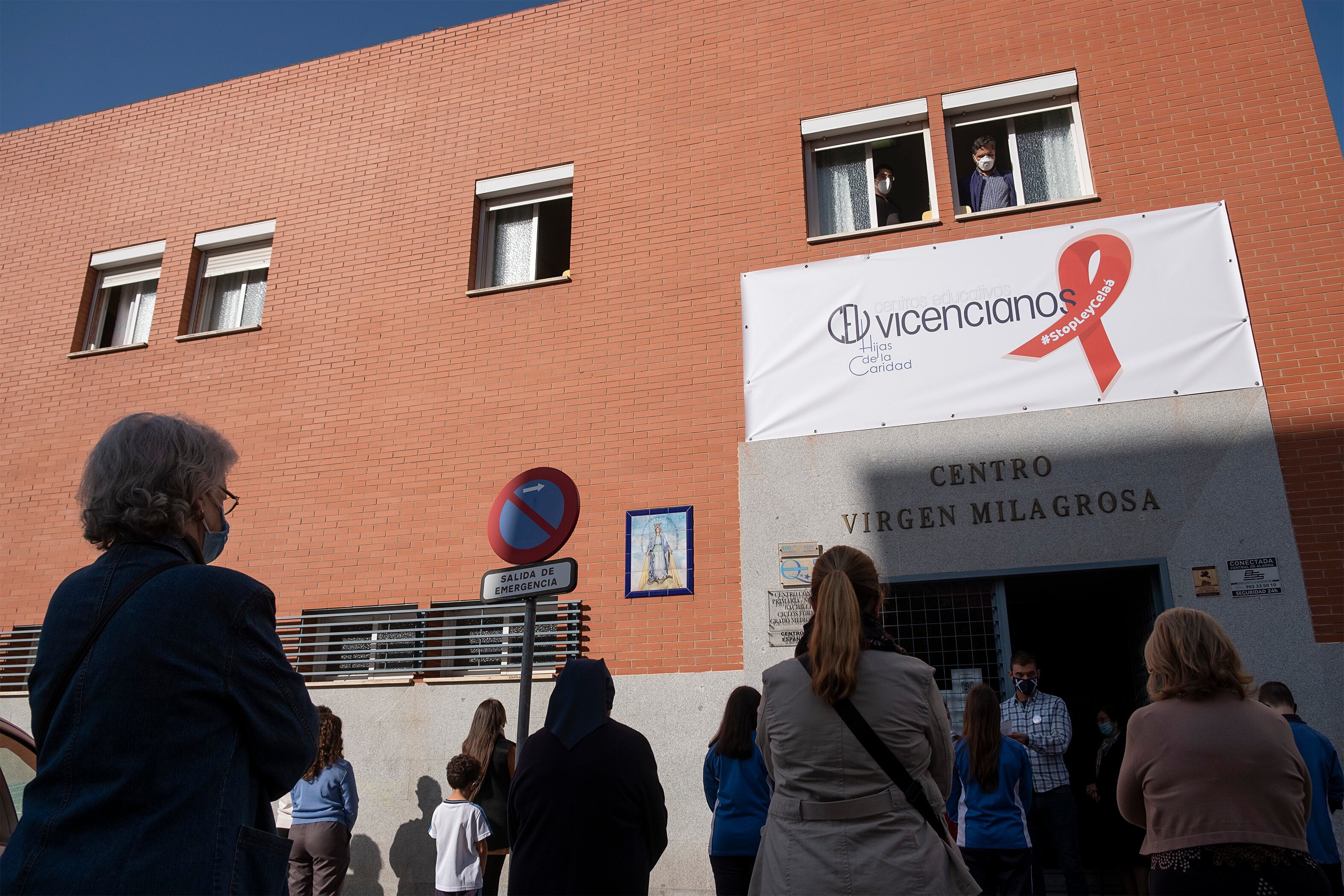 Protesta contra la 'ley Celaá' en el colegio Virgen Milagrosa de Sevilla, con un niño entre los concentrados.