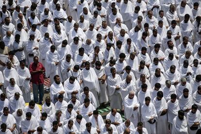 Miles de peregrinos musulmanes rezan cerca de la ciudad santa de La Meca.