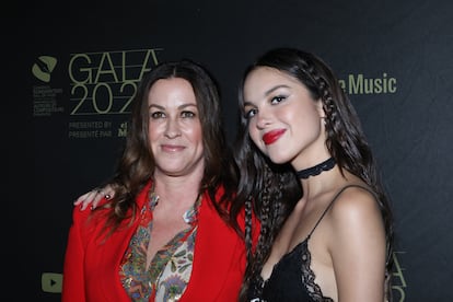 Alanis Morissette and one of her outstanding students, Olivia Rodrigo, at the Canadian Songwriters Hall of Fame Gala of 2022. 