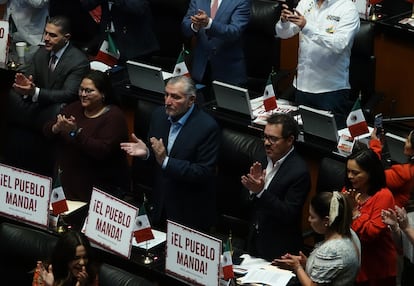 Adán Augusto, al centro de la bancada de Morena, el 13 de septiembre en el Senado.