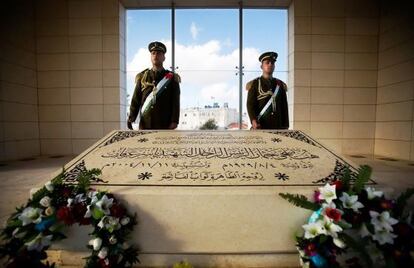 Dos guardias de honor en el mausoleo de Arafat en Ramala en 2009.