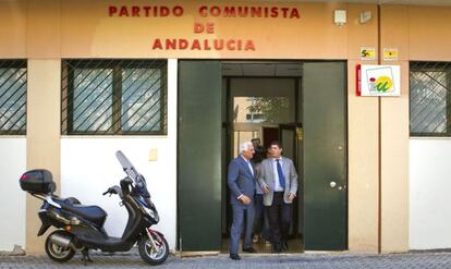 Santiago Herrrero y Diego Valderas, en la puerta de la sede de IU.