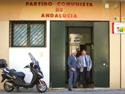 Santiago Herrrero y Diego Valderas, en la puerta de la sede de IU.