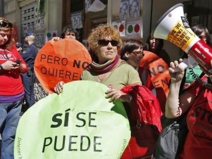 La Plataforma de Afectados por las Hipotecas durante una acción de escrache frente a la casa del vicesecretario de Estudios y Programas del PP, Esteban González Pons, en Valencia.
