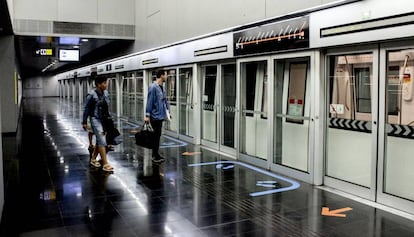 Unos pasajeros se suben a un metro que recorre la l&iacute;nea 9.