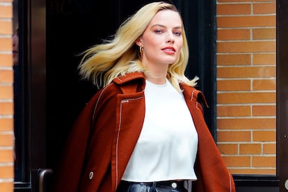 A la actriz Margot Robbie también empezaron a decírselo tras su boda en 2016 con el director Tom Ackerley: "La primera pregunta que me hacen en casi todas las entrevistas desde que me casé es '¿Cuándo vais a tener un hijo?'. No me gusta que exista esa presunción de que te casas y debes tener hijos". En una entrevista durante la promoción de María, reina de Escocia, Robbie afirmó que hoy había imposiciones sociales similares a las del siglo XVI: "Me enfada realmente. ¿Cómo se atreve nadie a dictar lo que puedo y no puedo hacer respecto a la maternidad y a mi propio cuerpo?".