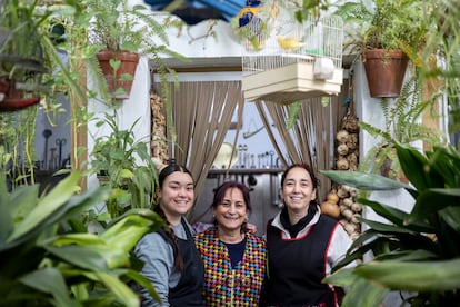 De izquierda a derecha, Dori Molina y Juana y Dori Sánchez, estas dos últimas hijas de Pepa Baeza, la fundadora. 