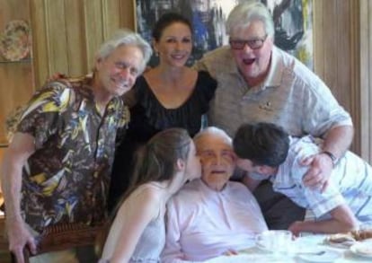 Kirk Douglas, con sus hijos Michael y Joel, su nuera Catherine Zeta-Jones, y dos de sus nietos, en el pasado Acci&oacute;n de Gracias.