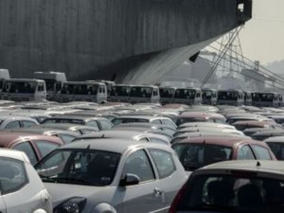 Veículos aguardam para serem carregados no porto de Santos (Brasil).