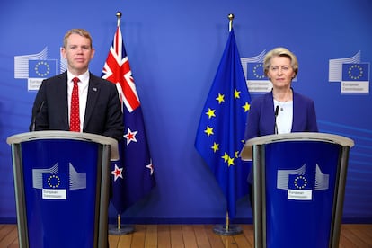 El Primer Ministro neozelandés, Chris Hipkins y la presidenta de la Comisión Europea, Ursula von der Leyen en la ceremonia de ratificación del acuerdo comercial.