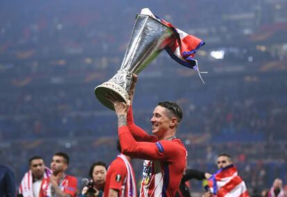 Fernando Torres alza el trofeo.