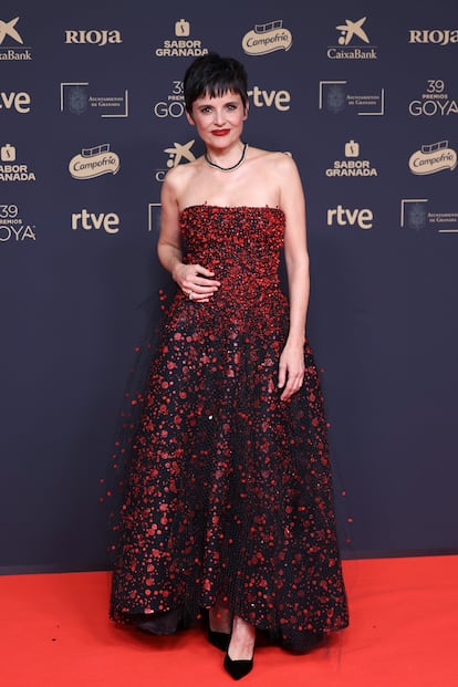 Elena Anaya, con una de las tendencias de la noche, el escote palabra de honor. Su vestido es una pieza de alta costura de Armani Privé que completó con joyas de Cartier.