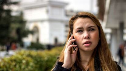Una jove parla per telèfon mòbil a Skopje (Macedònia).