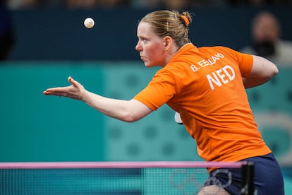 “Supermom”. Ese es el apodo con el que se conoce a la jugadora de ping-pong neerlandesa Britt Eerland, que volvió a competir solo cuatro meses de dar a luz a su hija. Eerland, que quedó la novena clasificada en la cita olímpica, asegura que es posible conciliar el embarazo con el deporte de primer nivel y que incluso la ayudaba a mantener a raya las náuseas típicas de la condición. Esta supermamá también utilizó una página de crowdfunding para conseguir sufragar los gastos relacionados con la estancia de su hija en París.