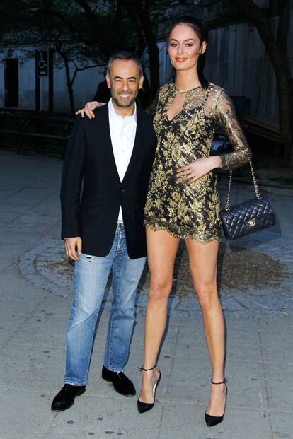 La modelo Nicole Trunflo posa junto a Francisco Costa, director creativo de Calvin Klein.