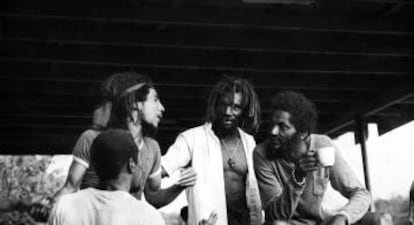Bob Marley (a la izquierda) y el percusionista Alvin "Seeco" charlan con unos coleguitas después de jugar un partido de fútbol en Trenchtown, Kingston, Jamaica, en 1974.