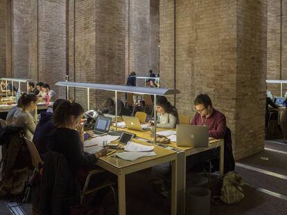 Estudiantes en una biblioteca de la Universidad Pompeu Fabra, Barcelona.