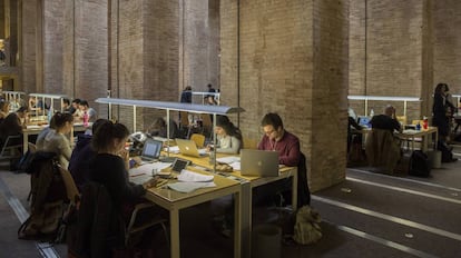 Estudiantes en una biblioteca de la Universidad Pompeu Fabra, Barcelona.