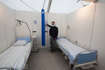 Stéphane Lefebvre, director del Hospital de Verviers, muestra las camas en la carpa para enfermos covid montada como un anexo al centro.   