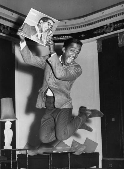 Sammy Davis Jr., en Londres, en la fiesta de lanzamiento del sello Reprise.