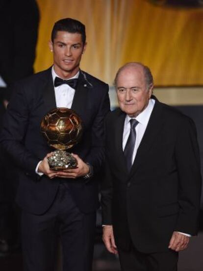 Cristiano Ronaldo, junto a Joseph Blatter.