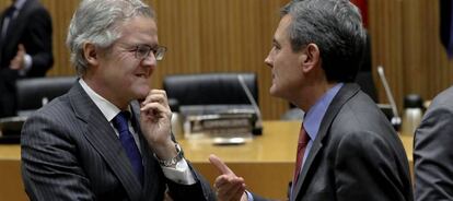 El presidente de la CNMV, Sebastián Albella (i), conversa con el diputado del PSOE, Pedro Saura (d), momentos antes de comparecer en la Comisión de investigación de la crisis financiera y rescate bancario, esta tarde en el Congreso de los Diputados de Madrid. EFE/ Ballesteros