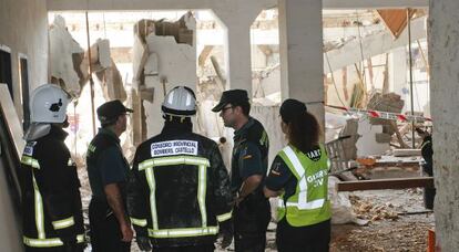 Bomberos y Guardia Civil inspeccionan la vivienda que se ha derrumbado en Betxí.