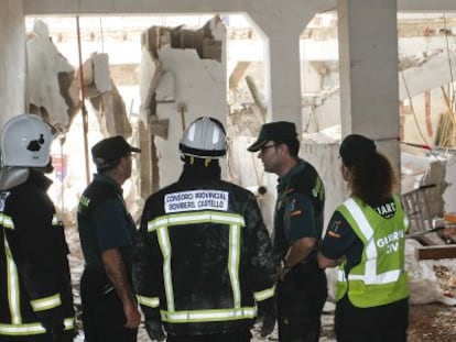 Bomberos y Guardia Civil inspeccionan la vivienda que se ha derrumbado en Betx&iacute;.