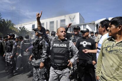 Varios de los policías amotinados gritan consignas en el cuartel donde encerraron al presidente.