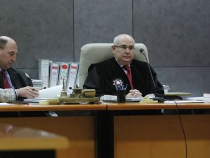 El juez Juan Pablo Gonz&aacute;lez, a la derecha, en el a&ntilde;o 2011.