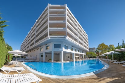 Piscina del hotel Ponient Dorada Palace en Salou (Tarragona)