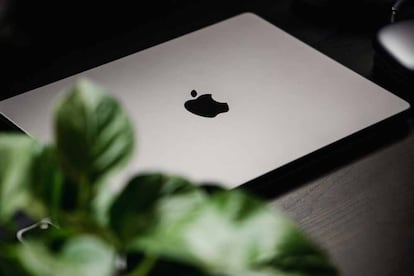 MacBook de Apple en una mesa