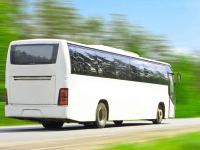 Un autocar en ruta. 