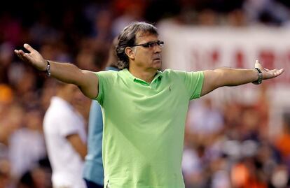 El Tata Martino gesticula desde la banda.