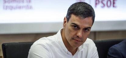 El l&iacute;der del PSOE, Pedro S&aacute;nchez, durante la reuni&oacute;n en la calle Ferraz.