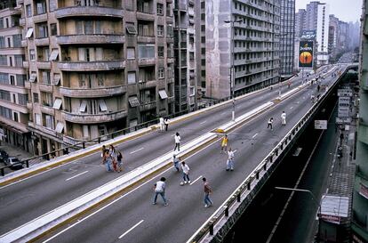 Minhocão es una gran lombriz imaginaria en la mitología brasileña y el nombre de la autovía de São Paulo de la imagen (1997), cortada al tráfico los domingos para que los ciudadanos disfruten del gigante (3,4 kilómetros) cuyo derribo llevan años pidiendo los urbanistas locales.