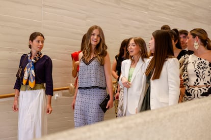 La princesa Leonor, en una visita con jóvenes a la Galería de las Colecciones Reales, el 19 de junio de 2024.
